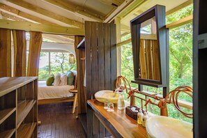 Villa familiar, 2 habitaciones, vista al océano | Baño | Regadera, regadera tipo lluvia, amenidades de baño gratuitas, batas 