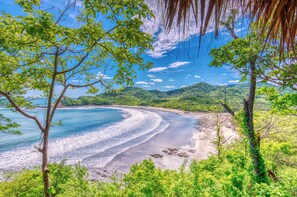 Playa privada, playa de arena blanca y camas de playa gratuitas 