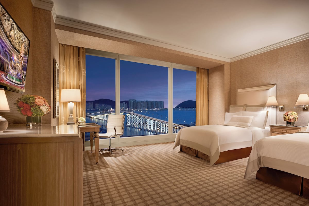 deluxe room city view | 1 bedroom, premium bedding, minibar, in-room safe