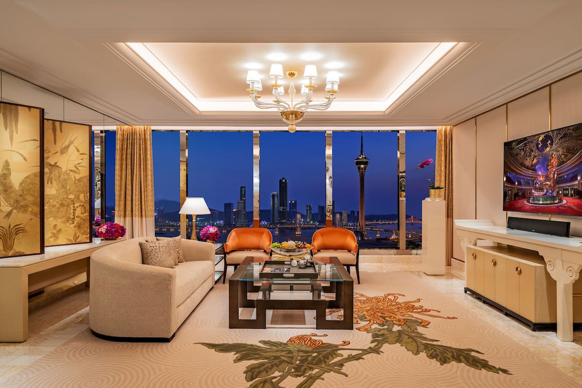 encore grand salon suite | living area | ipod dock