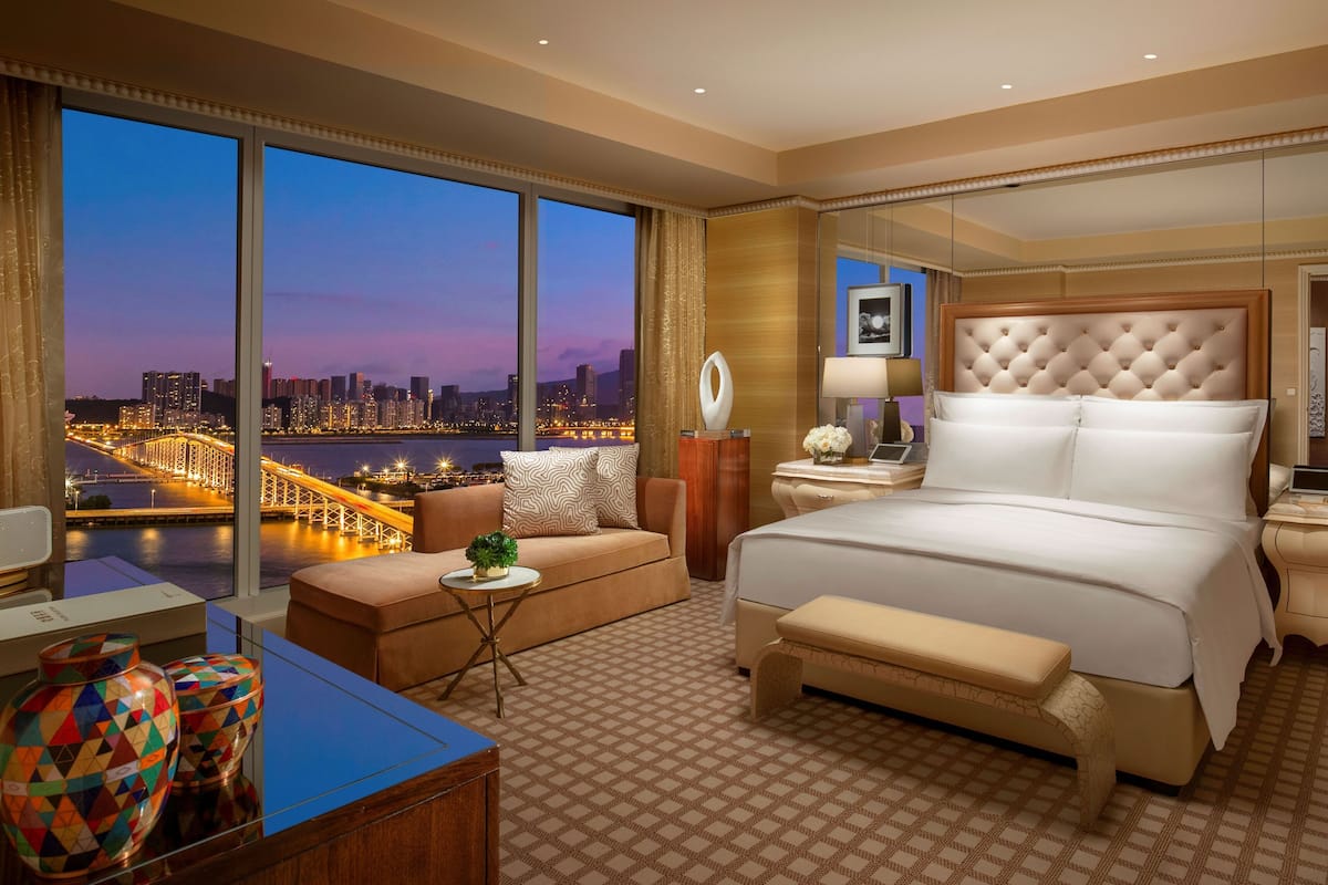Suite, 1 habitación, vista a la ciudad | Ropa de cama de alta calidad y minibar