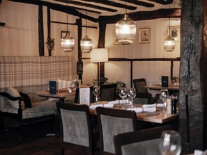 Petit déjeuner et déjeuner servis sur place, spécialités Cuisine locale