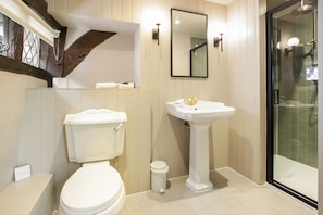 Suite | Bathroom | Hair dryer, slippers, towels