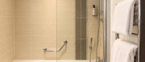 Un bagno moderno con doccia vetrata, vasca da bagno e WC.