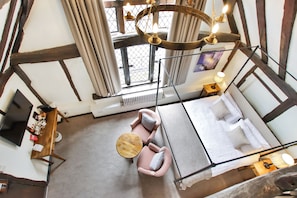 Suite | 1 bedroom, individually decorated, individually furnished, desk