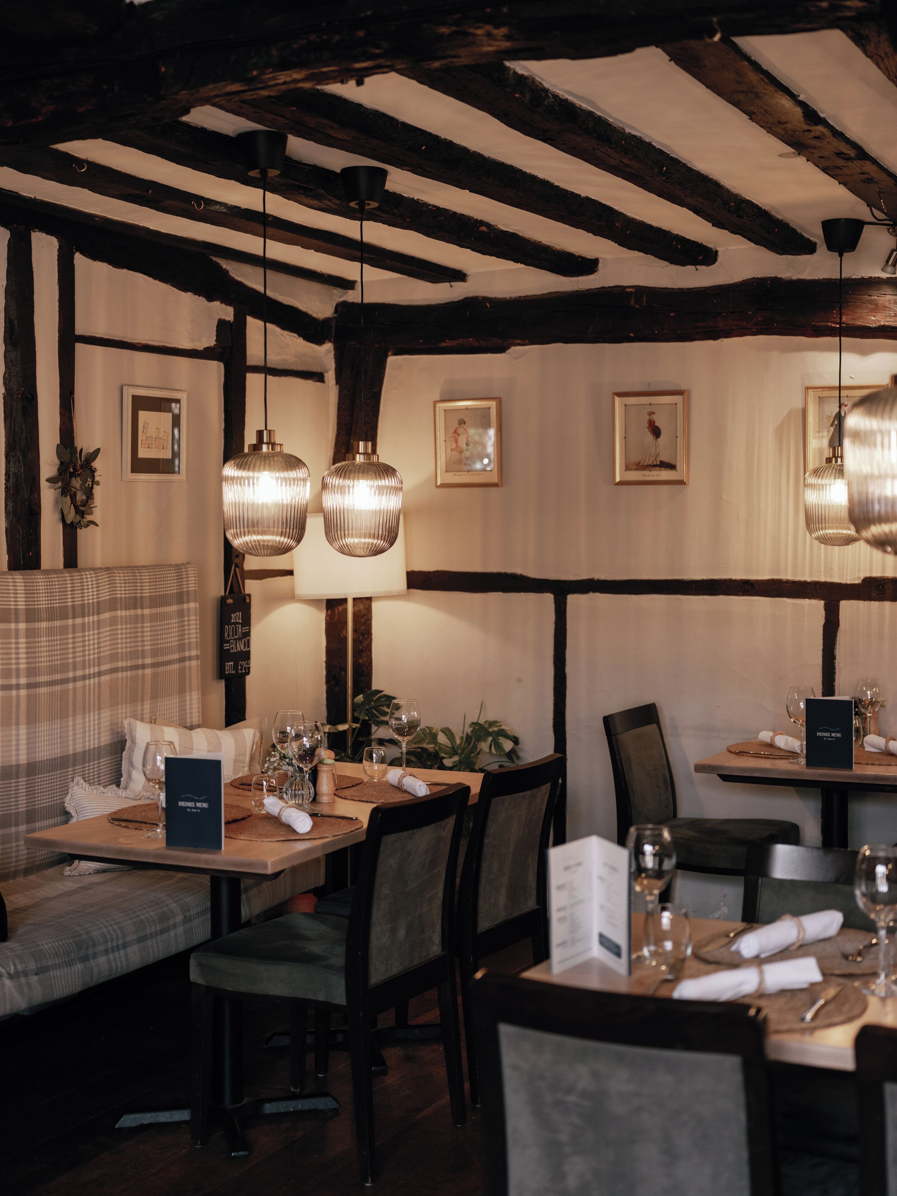 Serveert ontbijt, lunch, diner, lokale gerechten 