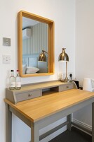 Habitación ejecutiva con 2 camas individuales | Decoración individual, mobiliario individual, escritorio