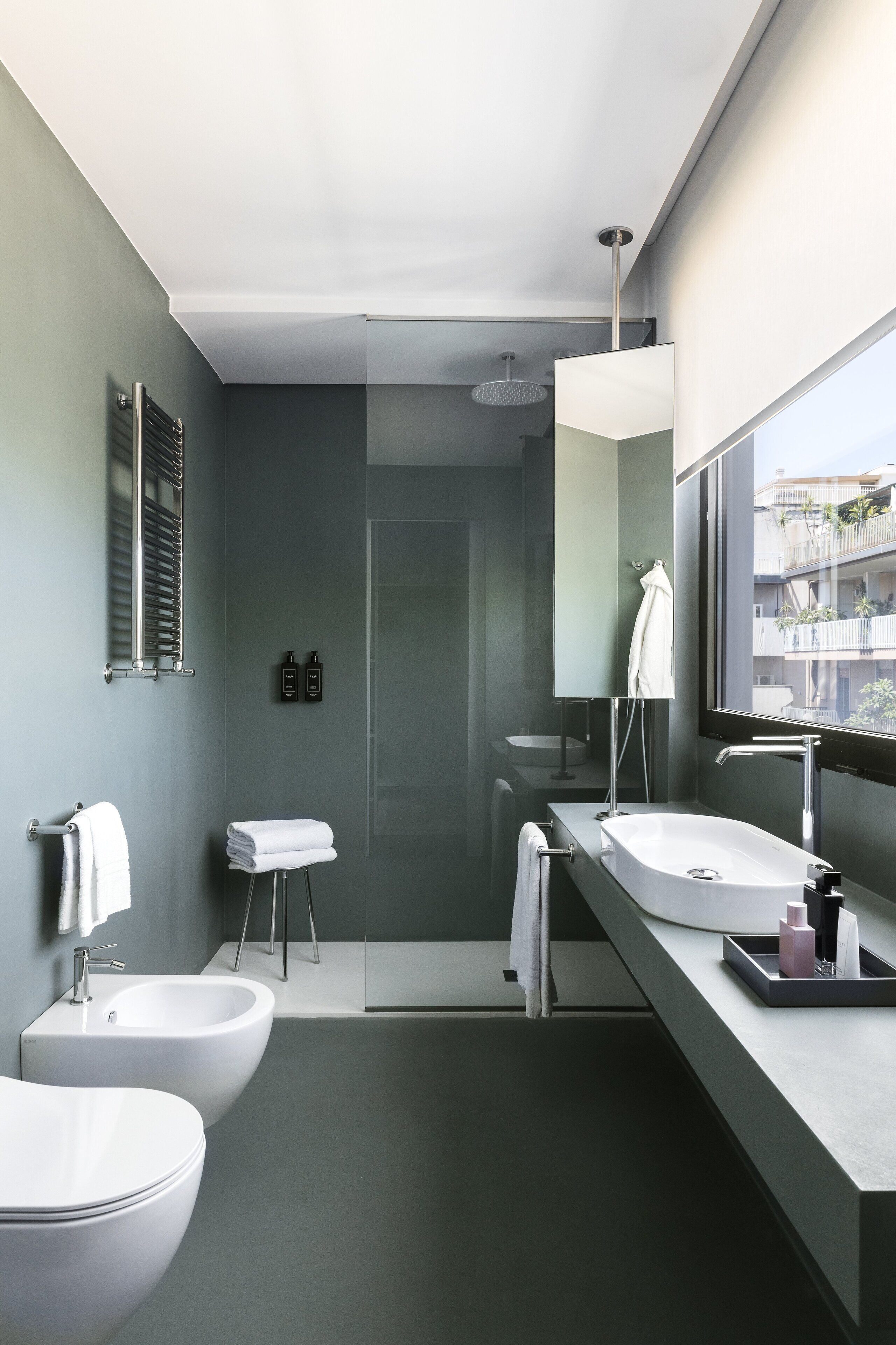 Une salle de bain moderne avec deux lavabos, un bidet et une douche.