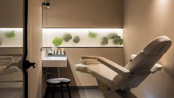 Una moderna clinica dentistica con una poltrona reclinabile, un lavandino e uno specchio.
