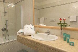 Set di cortesia gratuito, asciugacapelli, pantofole, bidet