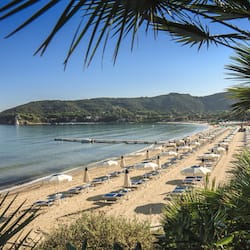 Playa privada, arena blanca, sillas reclinables de playa, sombrillas