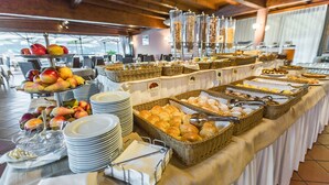 Una mesa de buffet con diversos alimentos y utensilios.