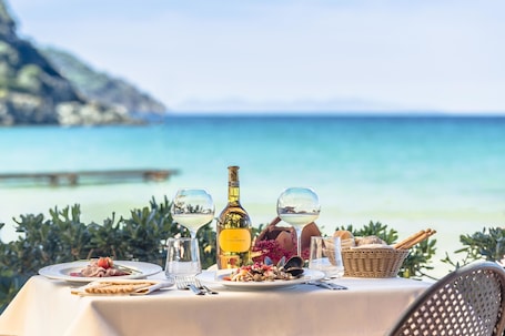 2 restaurants; breakfast, lunch and dinner served