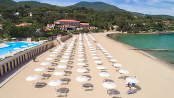 Playa privada, arena blanca, sillas reclinables de playa, sombrillas