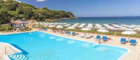 Piscine extérieure (ouverte en saison), parasols de plage