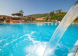 Seasonal outdoor pool, open 9:00 AM to 7:00 PM, pool umbrellas - Hotel Del Golfo (Marciana)