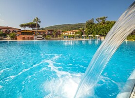 Piscina externa sazonal, funciona das 9h às 19h, guarda-sóis