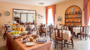 Breakfast (EUR 10 per person)