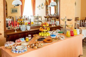 Desayuno (EUR 10 por persona)