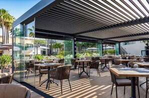 Bar en bord de piscine