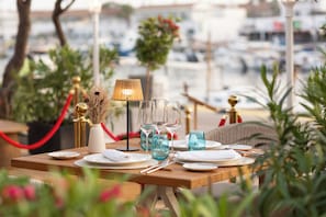 A table set for dining with a view of boats in the background. - Valentin Star Menorca - Adults Only (Ciutadella de Menorca)