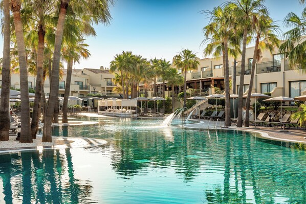 Piscine extérieure, parasols de plage, chaises longues