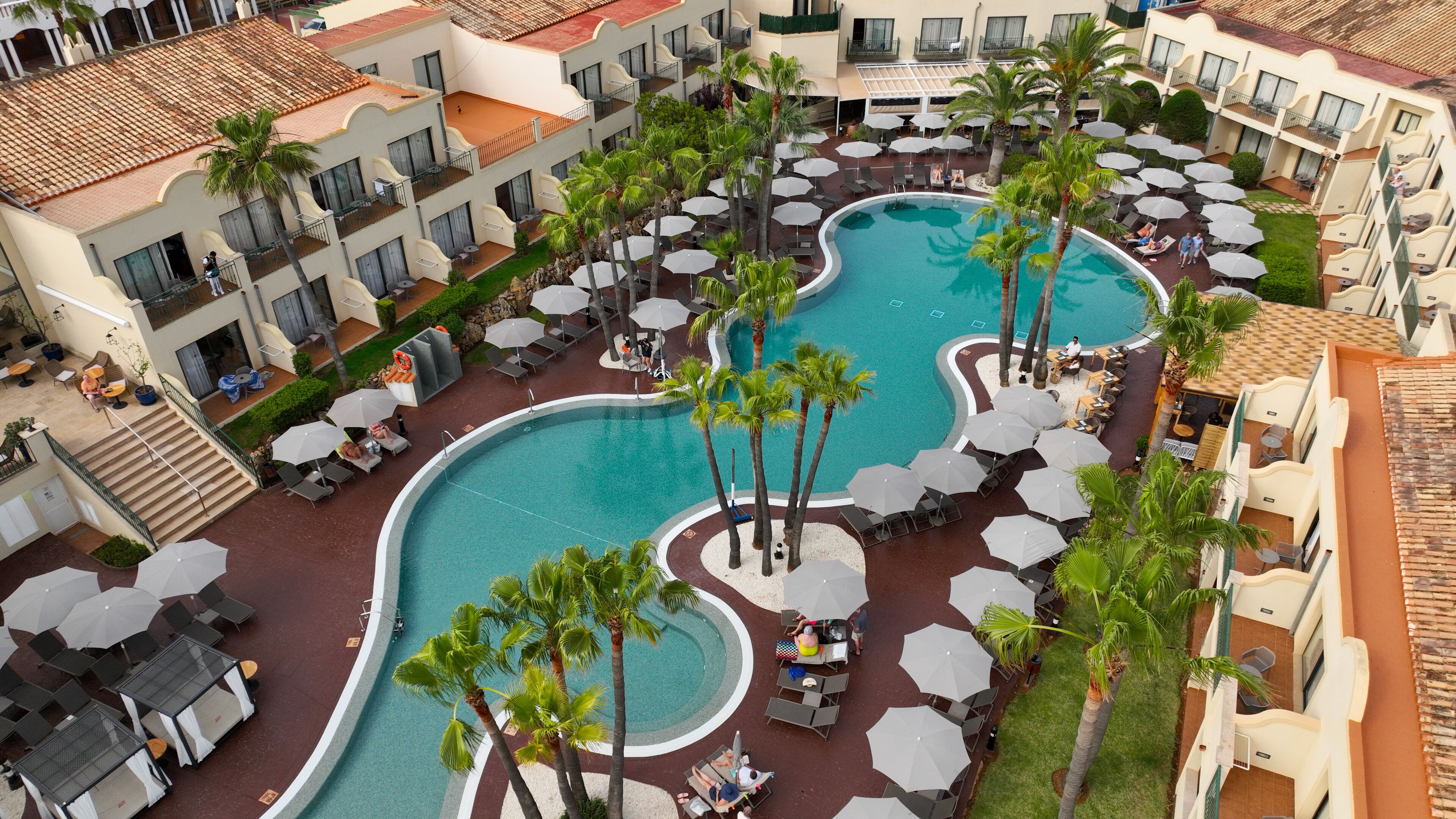 Piscine extérieure, parasols de plage, chaises longues