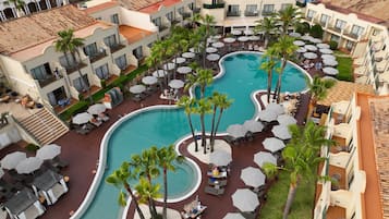 Ulkouima-allas, aurinkovarjoja, aurinkotuoleja