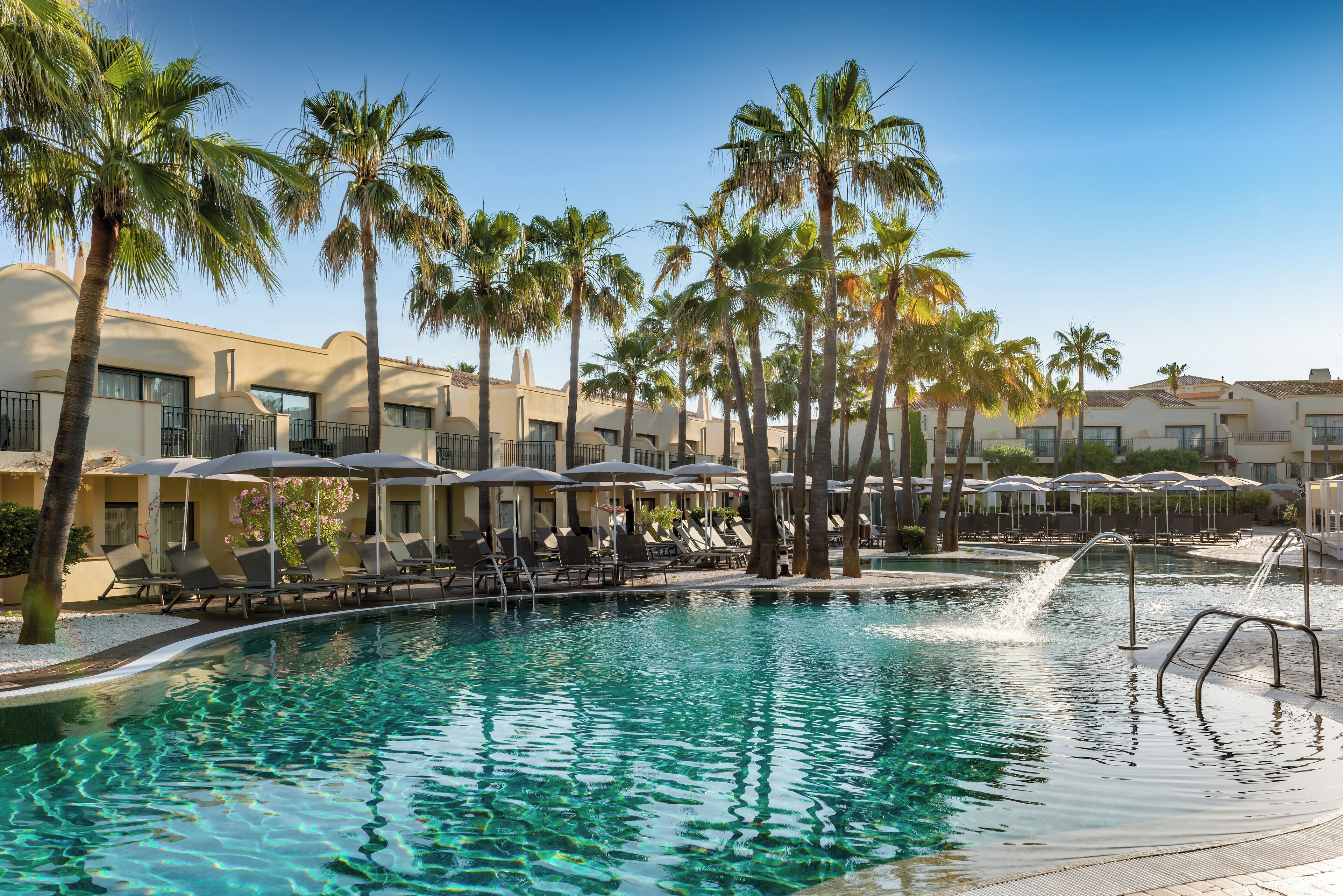 Ulkouima-allas, aurinkovarjoja, aurinkotuoleja