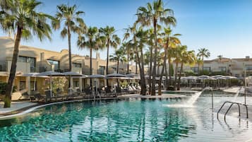 Ulkouima-allas, aurinkovarjoja, aurinkotuoleja