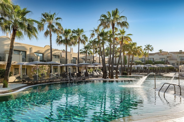 Outdoor pool, pool umbrellas, sun loungers