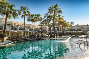 Udendørs pool, parasoller, liggestole