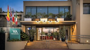 Exterior del Hotel Valentin Star con fachada moderna, una entrada destacada y varias banderas.