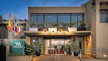 Majoituspaikan julkisivu illalla/yöllä