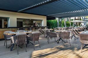 Bar en bord de piscine