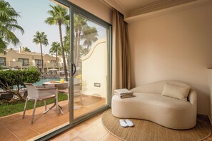 Luxe beddengoed, een minibar, een bureau, gratis wifi