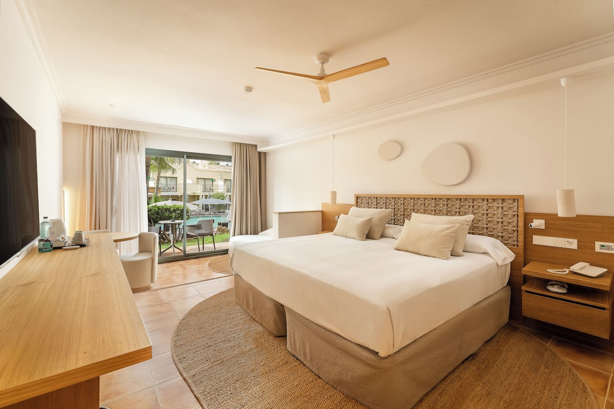 Premium bedding, minibar, desk, free WiFi