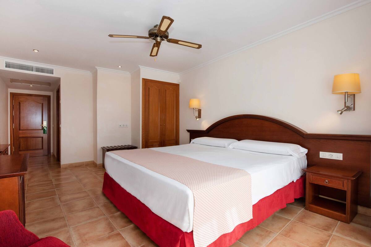 Premium bedding, minibar, desk, free WiFi