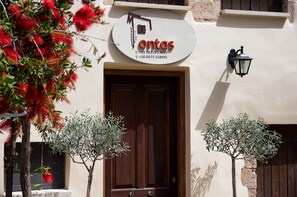 Property entrance - Traditional Hotel Ontas (Chania)