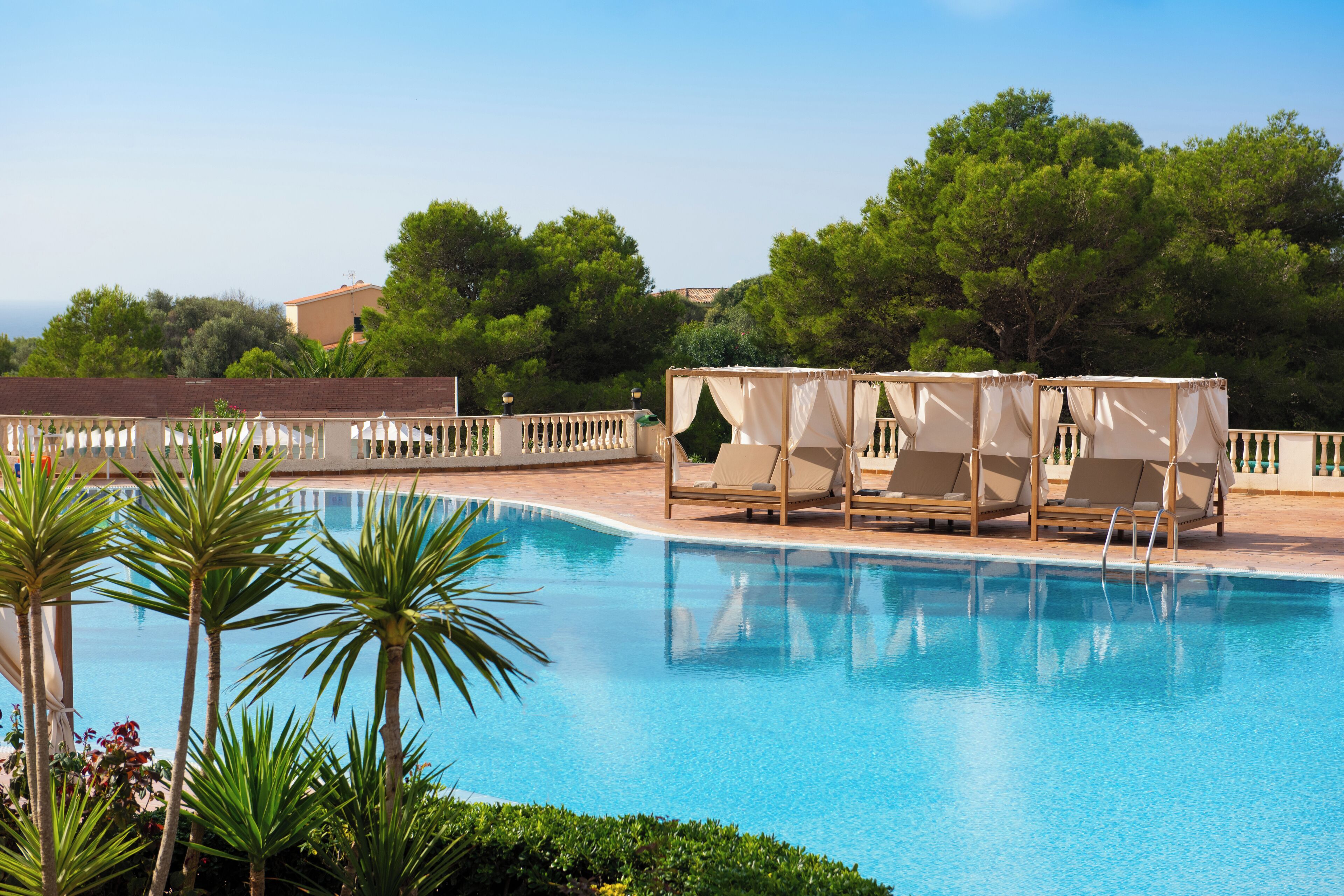 Una piscina cubierta, una piscina al aire libre, tumbonas