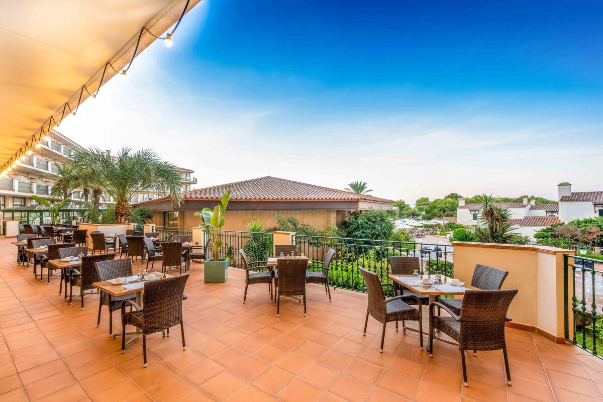 breakfast, lunch, dinner served; international cuisine