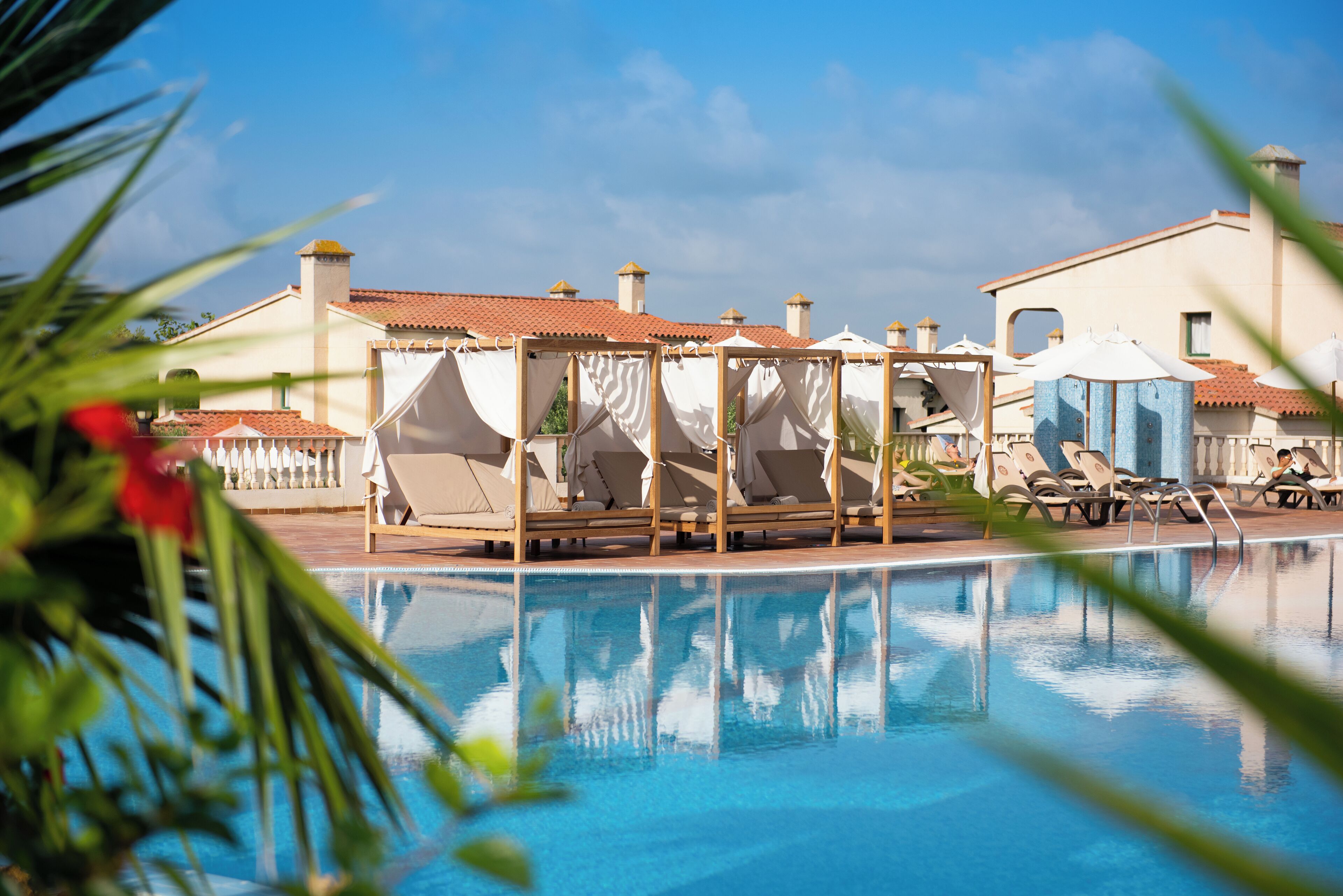 من حمّامات السباحة المغطاة، حمّام سباحة خارجي، مقاعد للتشمس