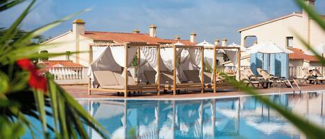 Innenpool, Außenpool, Liegestühle