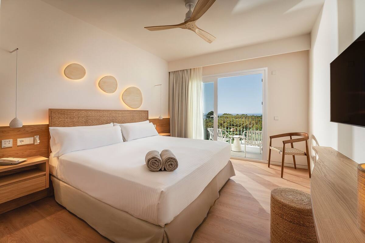 Premium bedding, minibar, in-room safe, laptop workspace
