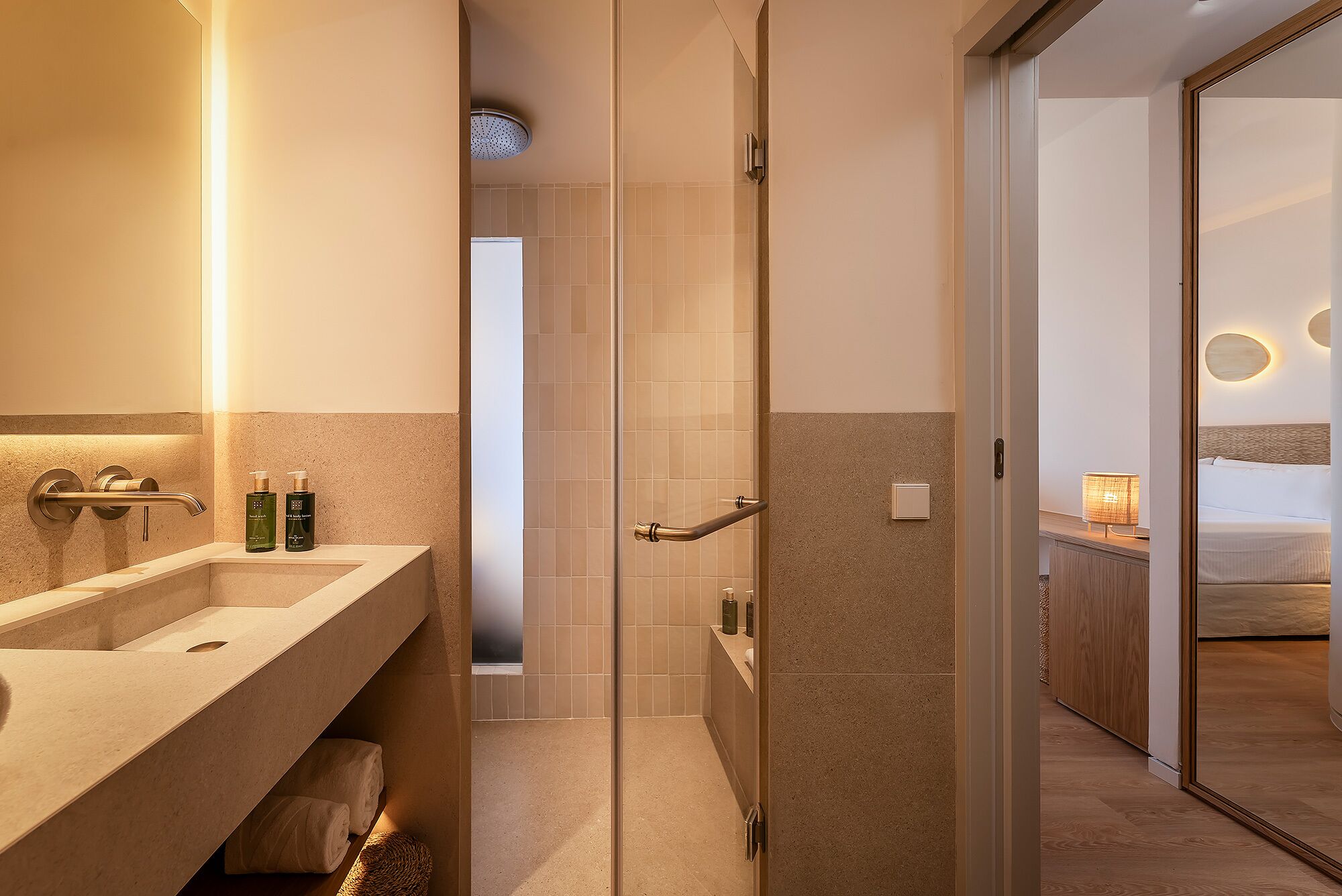 Ensemble douche/baignoire, articles de toilette gratuits, sèche-cheveux