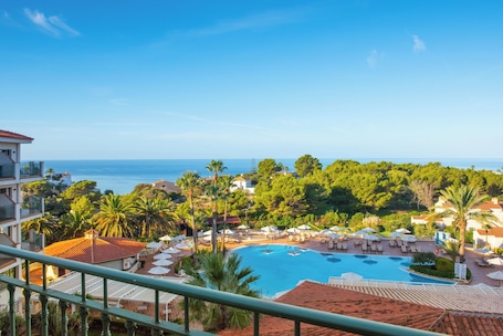 Premium bedding, minibar, in-room safe, laptop workspace. Valentin Son Bou