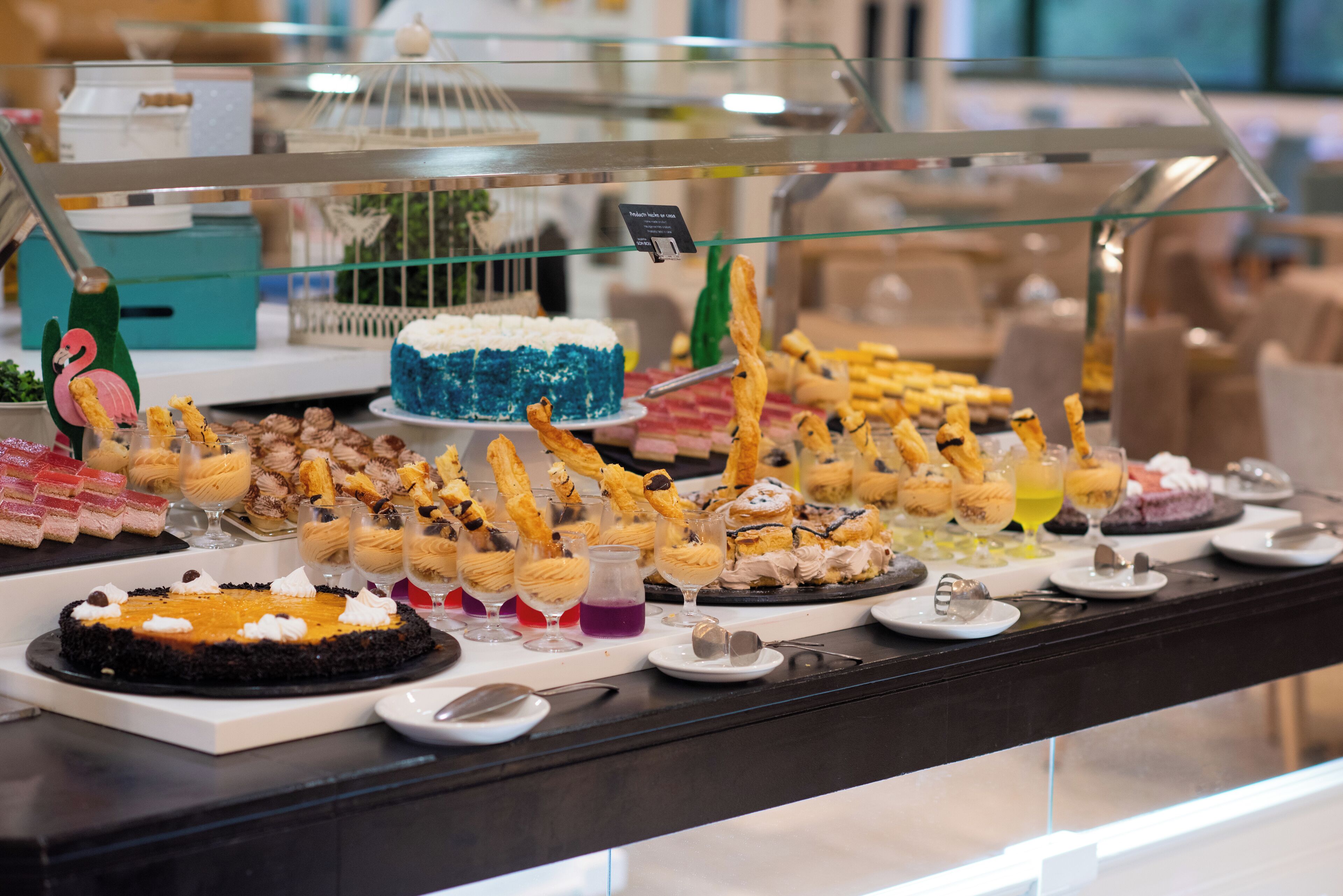 Ein reichhaltiges Buffet mit verschiedenen Desserts und Backwaren.
