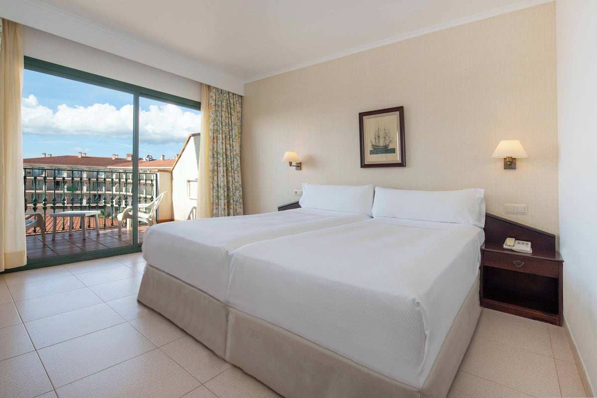 1 bedroom, premium bedding, minibar, in-room safe