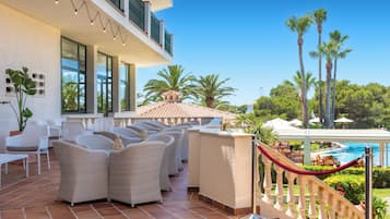 3 Bars/Lounges, Poolbar