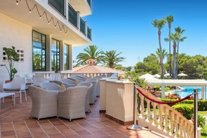 3 bares y bar junto a la piscina